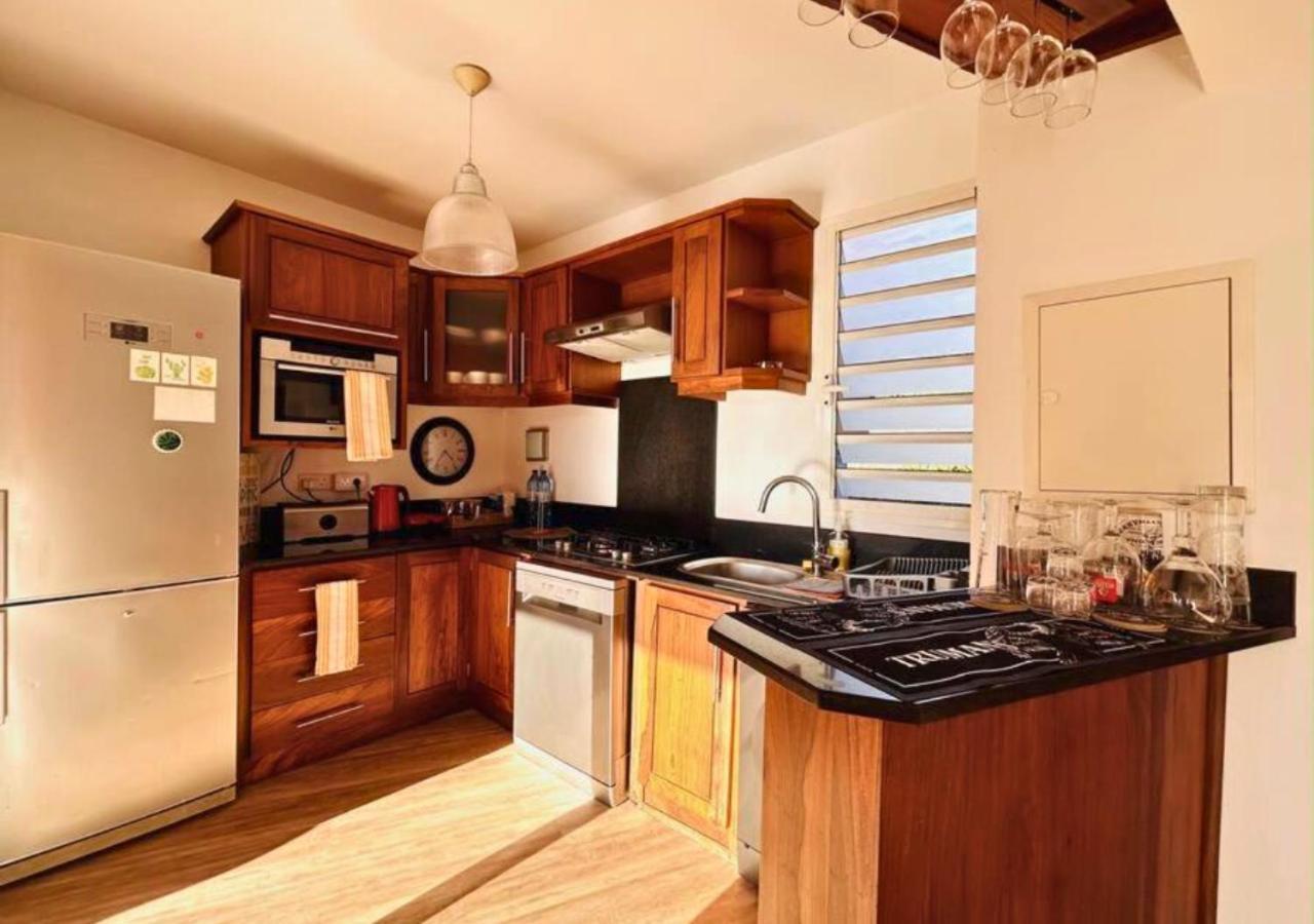 Scenic Riverfront 2 Bedroom Villa In Port Chambly Baie-du-Tombeau Exterior foto